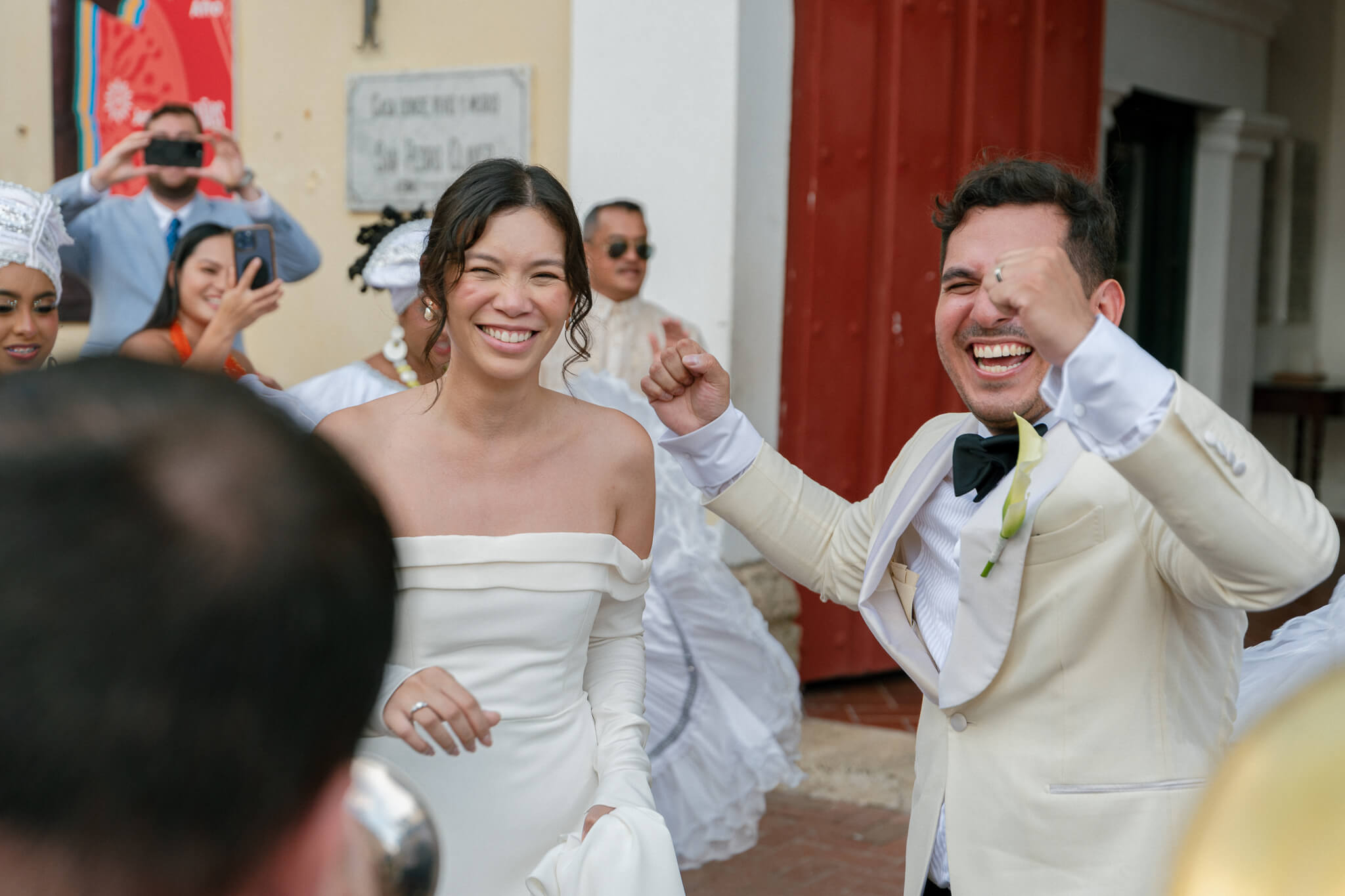 cartagena wedding couple enjyoing their party after ceremony