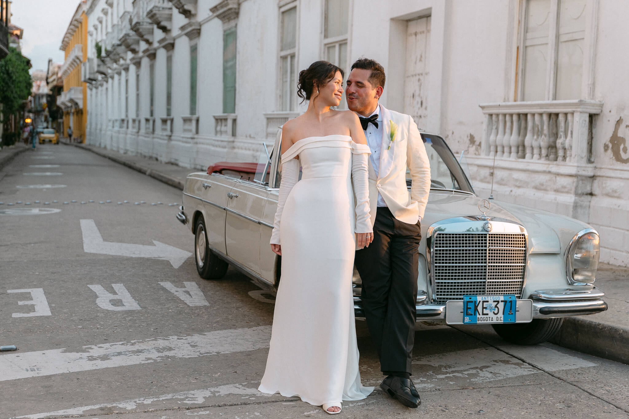  cartagena wedding photography couple with vintage car
