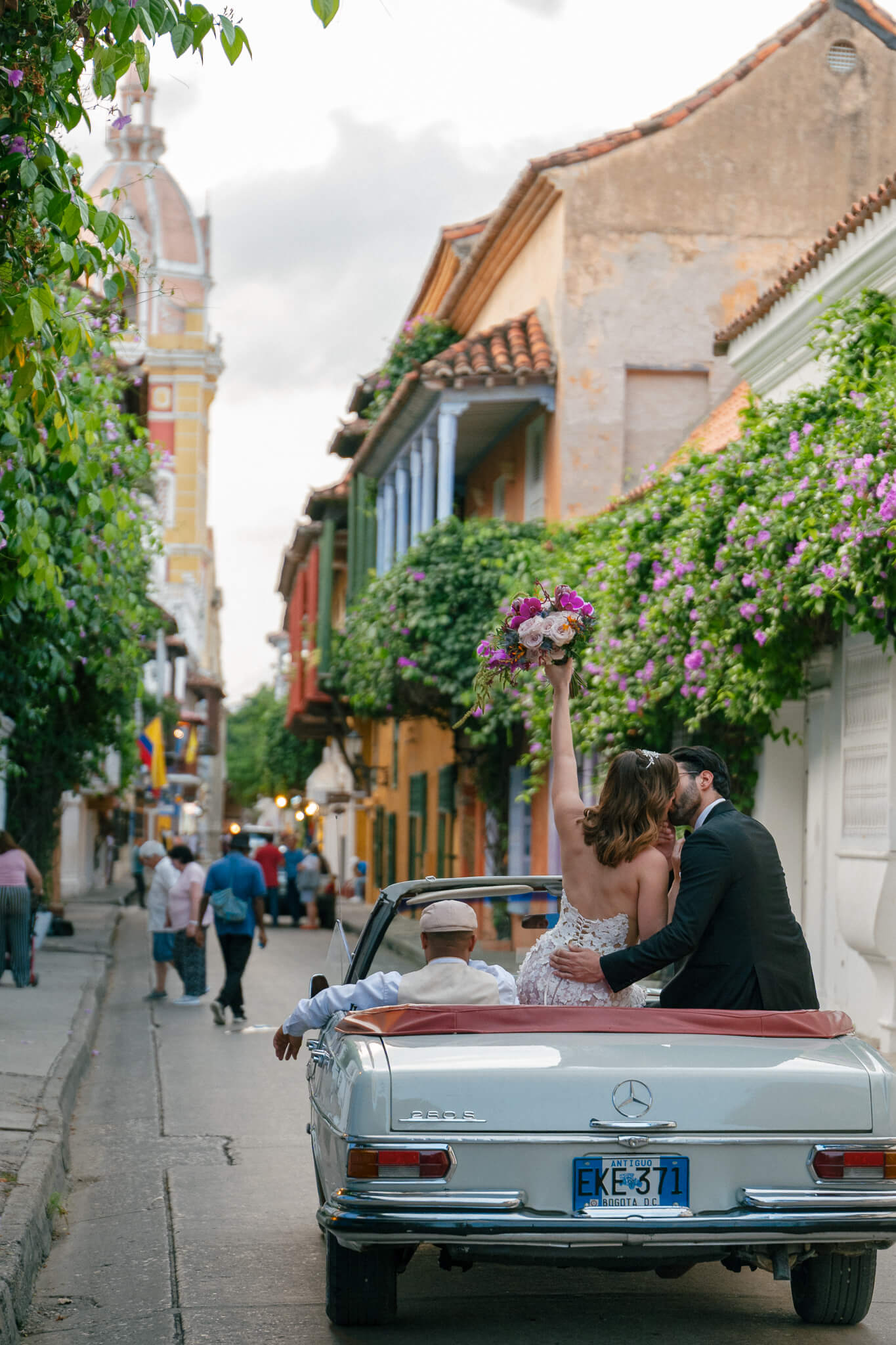 cartagena wedding photos driving away car
